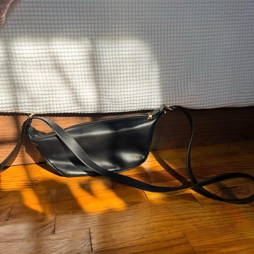 Elegant Black Leather Crossbody Bag